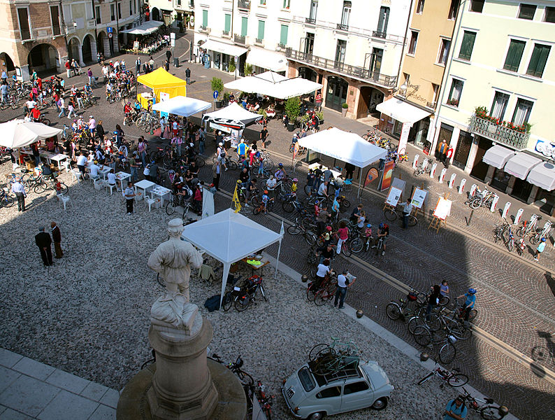 File:Bimbinbici schio Piazza A.Rossi..jpg