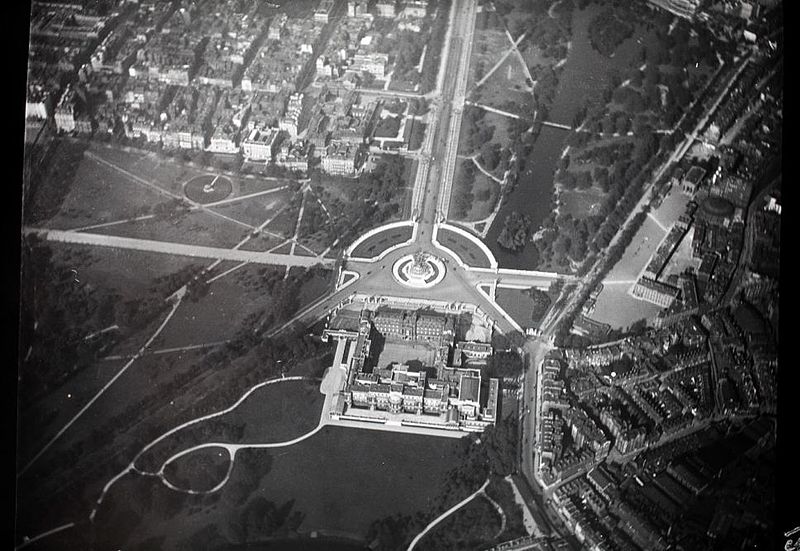 File:Bird Eye Pictures of London Buckingham Palace 1909.jpg