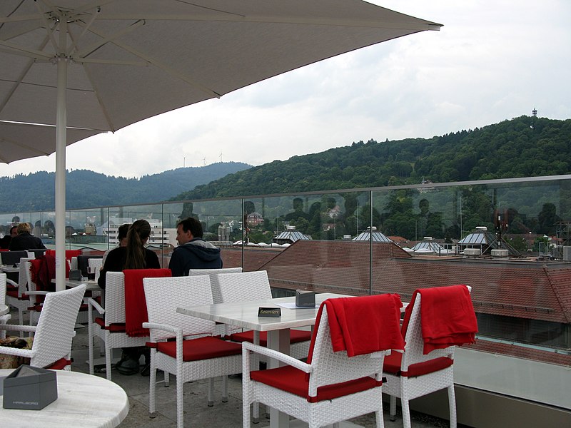 File:Blick von der Dachterrasse Kaiser-Joseph-Straße 192 in Freiburg zum Schlossberg mit Schlossbergturm.jpg