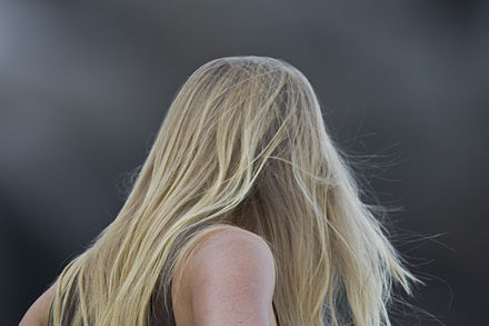 Девушка спиной светлые волосы