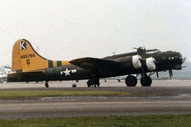 File:Boeing B17 Flying Fortress 1985.jpg