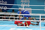 Deutsch: Boxen bei den Olympischen Jugendspielen 2018 Tag 12, 18. Oktober 2018 - Finale Leichtgewicht Mädchen – Junioren-Weltmeisterin und dreifache Juniorinnen-Europameisterin Caroline Sara DuBois (Großbritannien, blau) schlägt Juniorinnen-Asienmeisterin Porntip Buapa (Thailand, rot). English: Boxing at the 2018 Summer Youth Olympics on 18 October 2018 – Girls' lightweight Gold Medal Bout – Caroline Sara DuBois (Grat Britain, blue) wins over Porntip Buapa (Thailand, red). Español: Boxeo en los Juegos Olímpicos Juveniles de Verano de 2018 en 18 de octubre de 2018 - Combate de medalla de oro de peso ligero para niñas - Caroline Sara DuBois (Gran Bretaña, azul ) gana sobre Porntip Buapa (Tailandia, rojo).