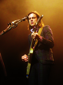 Brian Bell performing 2013.png