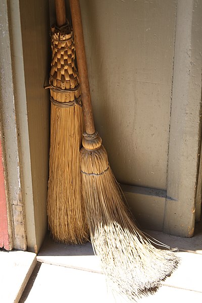 File:Brooms-003.jpg