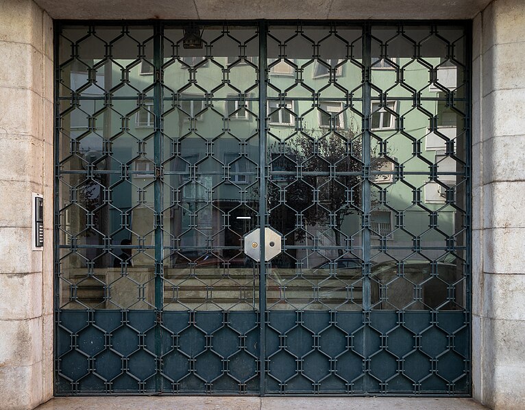 File:Building door, Presidente Wilson Street, Lisbon, Portugal julesvernex2.jpg