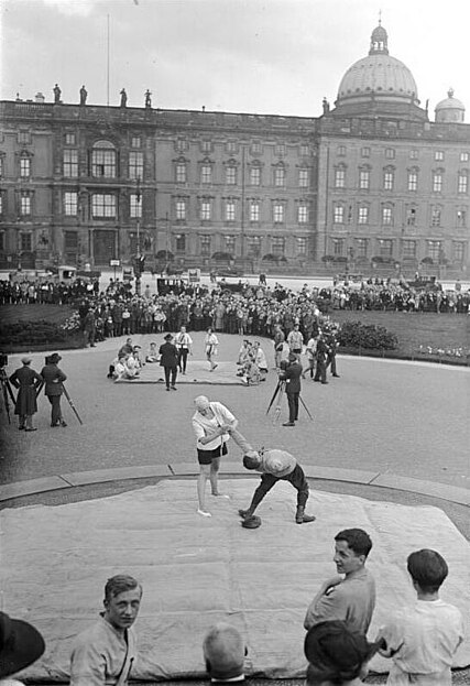 File:Bundesarchiv Bild 102-00503, Berlin, Turn- und Sportwoche im Lustgarten.jpg