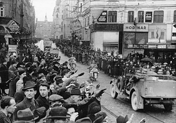 Německé nacistické jednotky projíždí 15. března 1939 dnešním náměstím Svobody a Rašínovou ulicí směrem k někdejšímu Německému domu. Snímek neznámého autora uložený ve Spolkovém archivu dokumentuje okupaci Čech a Moravy.