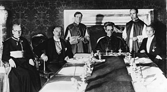 El cardenal Pacelli firmando el Reichskonkordat con la Alemania nazi. En el pontificado anterior se habían firmado los Pactos de Letrán con la Italia fascista.