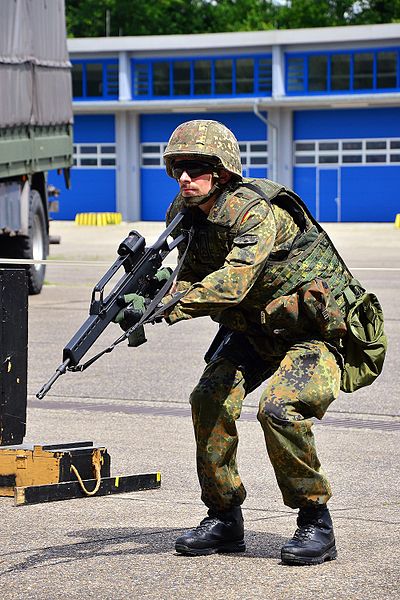 File:Bundeswehrsoldat, bewaffnet mit Gewehr G36 und Pistole P8 (10579792904).jpg