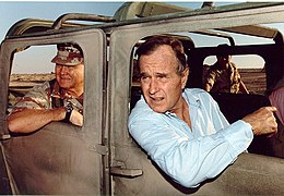 Джордж Х. У. Буш се вози на HMMWV с генерал Шварцкопф в Саудитска Арабия