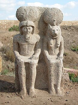 Skulptura Ramzeza II i božice Vadžet