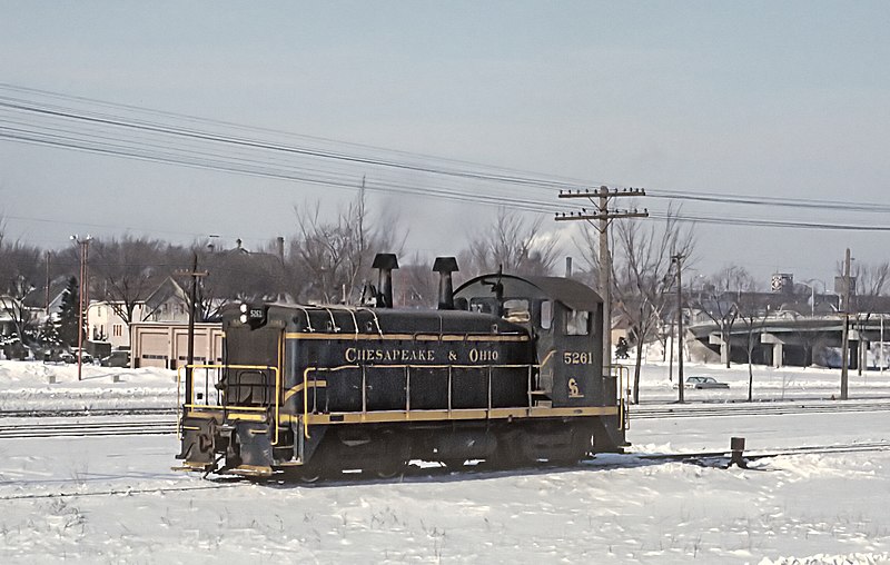 File:C&O SW7 5261 switching in Milwaukee, Wisc near the car ferry, January 29, 1966 (25568426191).jpg