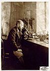 Ramón y Cajal, Autorretrato mirando un microscopio