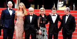 Allen és a szereplők egy része a 2016-os Cannes-i Filmfesztiválon