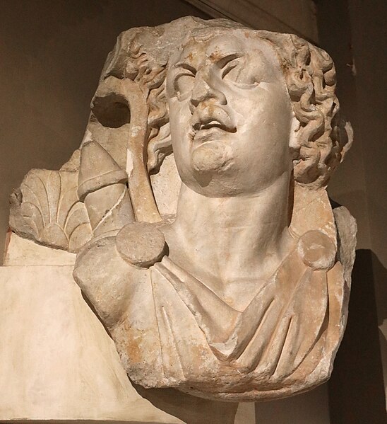 File:Capitello con busto di apollo, periodo ellenistico, da didyma.jpg