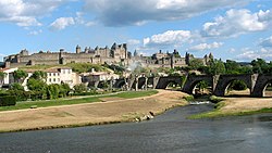 Vaade üle jõe Carcassonne'i kindlusemüürile ja sillale