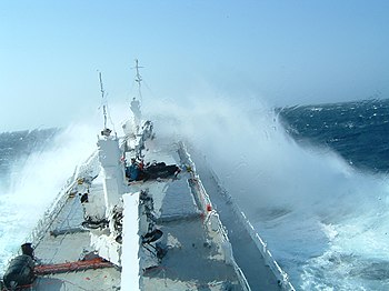 Vrachtschip in zwaar weer.