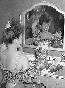 Carmen Miranda mit einem ihrer Obsthüte (um 1941) (Quelle: Wikimedia)