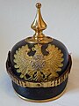 Helm eines preußischen Zollbeamten im Offiziersrang, mit silberner Herrscherauflage