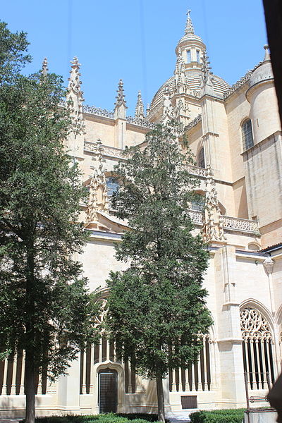 File:Catedral Segovia claustro 14.JPG