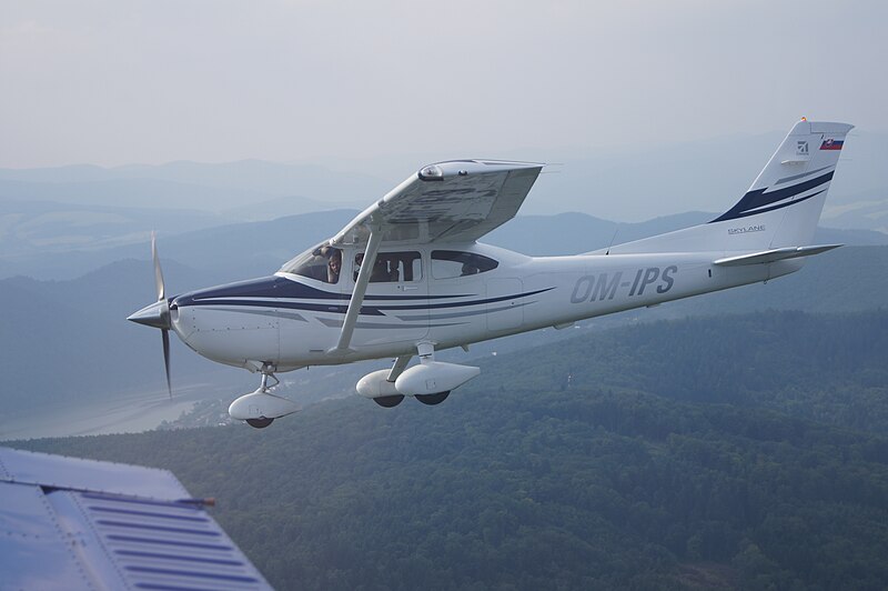 File:Cessna 182 too close.jpg