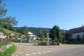 s Dorfzentrum vo Châtelat mit em Dorfbrunne