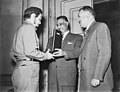 Гевара отримує єгипетський орден з рук Ґ. Насера (1965/1966)