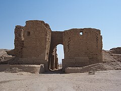 La porte d'une forteresse flanquée de deux tours