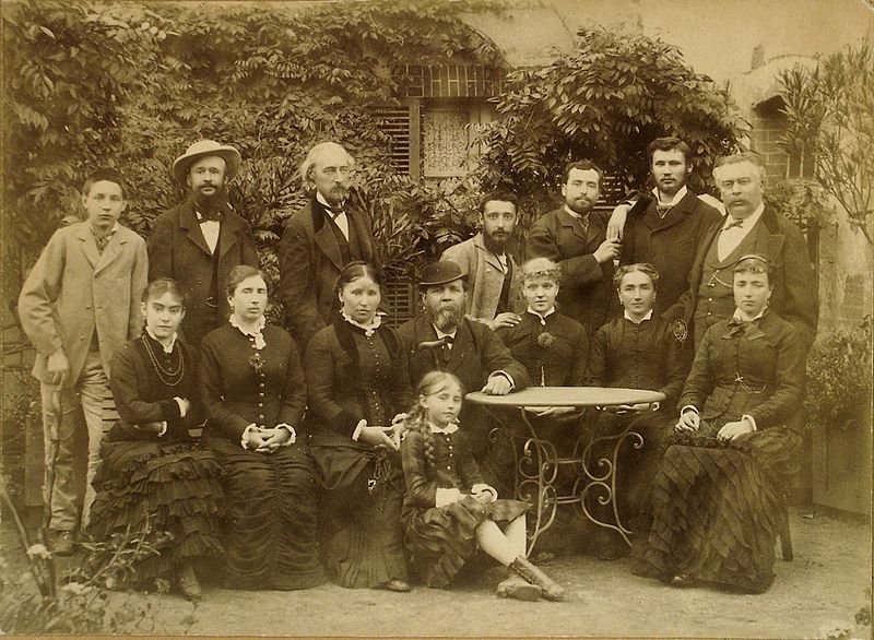 File:Colette en famille vers 1880.jpg