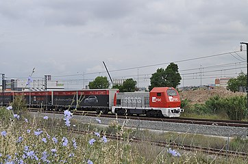 Català: La llocomotora dièsel 353.03 de FGC (ex-Renfe serie 310.103) amb el Cargometro per el ramal de mercaderies de Can Tunis. Español: La locomotora diésel-eléctrica 353.03 de FGC (ex-Renfe serie 310.103) con el Cargometro por la línea Castellbisbal - El Morrot a la altura de Cornellá de Llobregat.