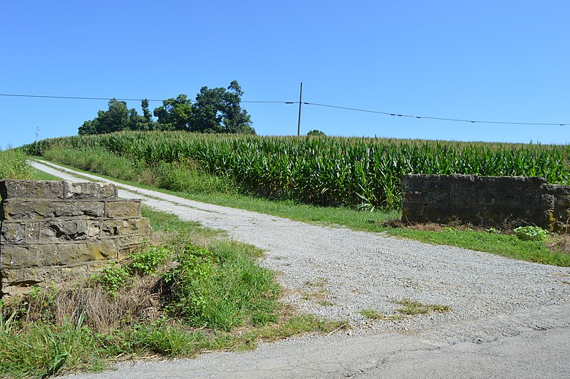 File:Cottage Grove Farm gates.jpg