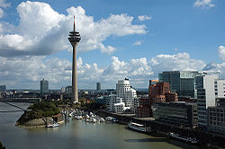 Телекоммуникационная башня Rheinturm в Media Harbour в Дюссельдорфе-Хафене