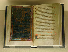 Facsimile of the Dagulf Psalter showing painted initial folio (left), and golden script (right). Dagulf-Psalter-Faksimile.jpg