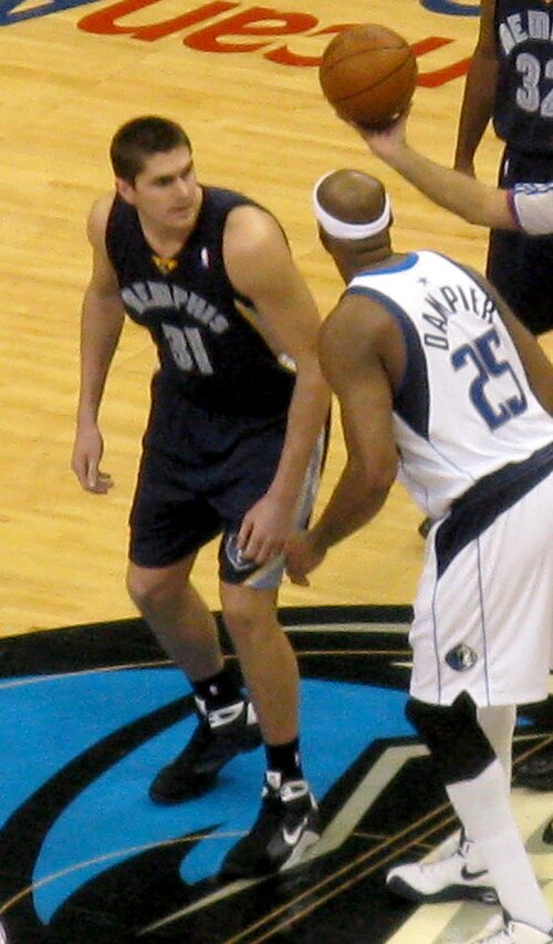 Miličić playing for the Memphis Grizzlies in 2008