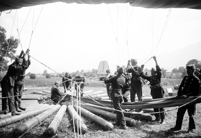 File:Das Nachfüllen des Ballons aus Gasflaschen - CH-BAR - 3241333.tif