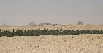 Necropoli di Saqqara: da destra, la piramide di Pepi II, la mastaba di re Shepseskaf e la Piramide rossa e la Piramide romboidale di re Snefru.