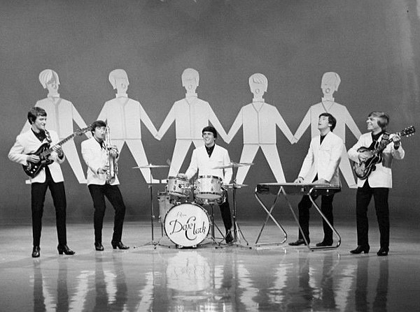 Smith (second from right) with the Dave Clark Five on The Dean Martin Show in September 1965