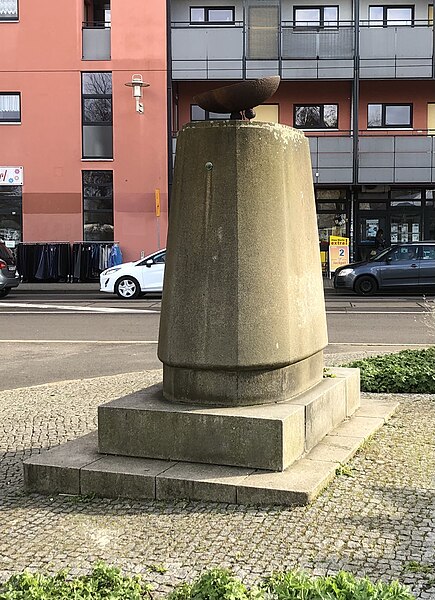 Datei:Denkmal auf dem Olvenstedter Platz 02.jpg