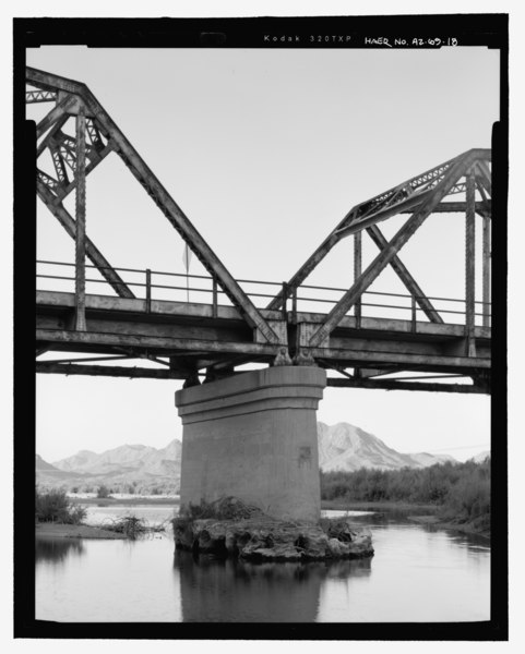 File:Detail of Pier No. 2, with Span No. 1 at left and Span No. 2 at right, view to southwest - Gillespie Dam Bridge, Spanning Gila River on Old US 80 Highway, south of Gillespie Dam, HAER AZ-69-18.tif