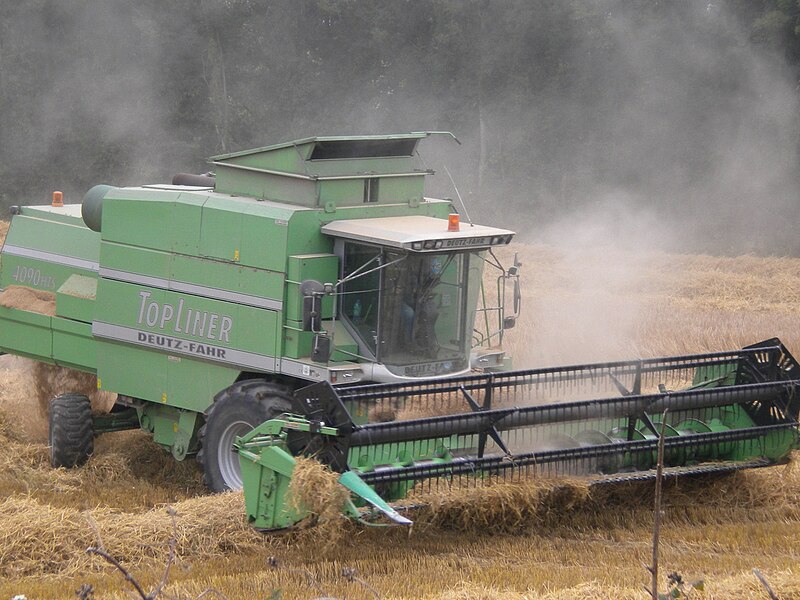 File:Deutz-Fahr TopLiner 4090 HTS at Moyvalley, Co. Kildare, Ireland, 2011-09-01 - b.jpg