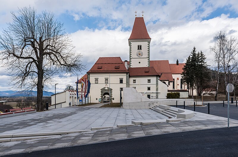 File:Eberndorf Kirchplatz 1 Augustinerchorherrenstift S-Ansicht 28022017 6377.jpg