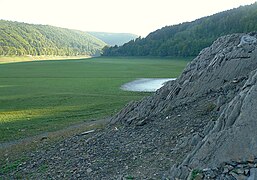 Trockenliegender Edersee bei „Alt-Asel“; Klippen nor­malerweise unter dem Wasserspiegel (2008)