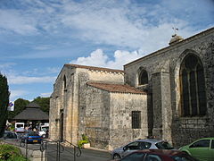 L'église et au second plan la halle.