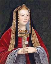 Eine blonde Frau mit rosigen Wangen hält eine weiße Rose.  Sie trägt einen vergoldeten schwarzen Schal über dem Kopf und eine rote Robe, die mit weiß geflecktem Fell besetzt ist.