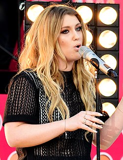 Ella Henderson esiintymässä Gröna Lundissa, Tukholmassa heinäkuussa 2014.