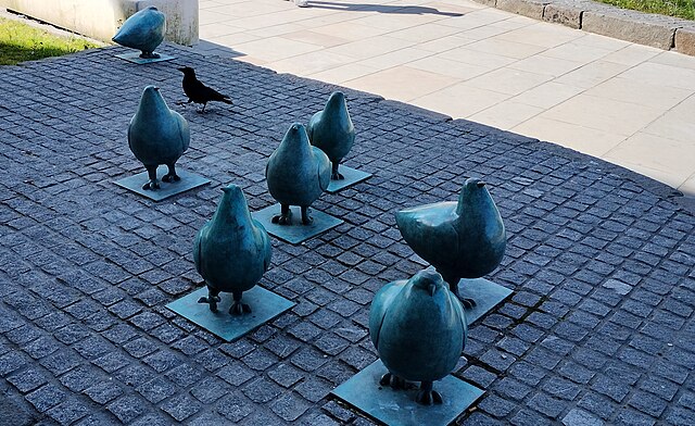 Sculptures of pigeons by Shona Kinloch on Elm Row, Leith Walk