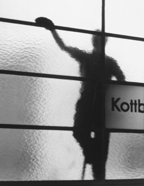 Window cleaner at Kottbusser Tor, Berlin, by Elsa Thiemann c. 1946