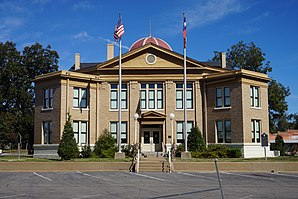 Das 1909 erbaute Rains County Courthouse ist seit Mai 2003 im NRHP eingetragen.[1]
