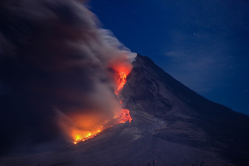 File:Erupsi Gunung Sinabung.jpg