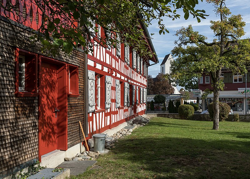 File:Evang. Kirchgemeindehaus und Kirche in Amriswil -.jpg